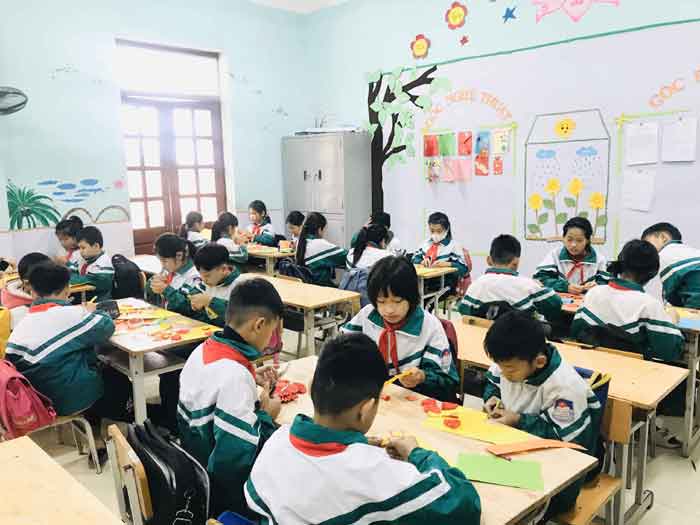 Học sinh cùng nhau làm việc nhóm